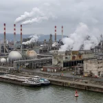 Deutsche Industrie-Krise 2026: Industrieanlage bei Sonnenuntergang — Standortverlagerung und Strukturwandel in der deutschen Wirtschaft