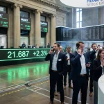 Geldpolitik und Märkte 2026: Börsenhändler verfolgen DAX-Kurse auf digitalen Anzeigetafeln — Zentralbanken, Zinspolitik und Finanzmärkte