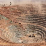 Energiewende Rohstoffe 2026: Luftaufnahme einer Rohstofflagerstätte — Kupfer, Lithium und Uran als Schlüsselmaterialien der grünen Transformation